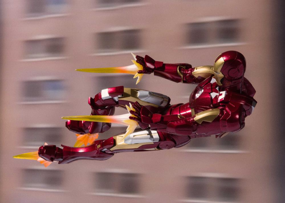 Avengers S.H.Figuarts Iron Man Mark VII Action Figure & Hall Of Armor Set